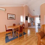 Apolonija Πανσιόν 3*