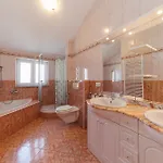 Πανσιόν Apolonija 3*