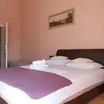 Apolonija Πανσιόν
