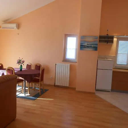 Apolonija Πανσιόν 3*