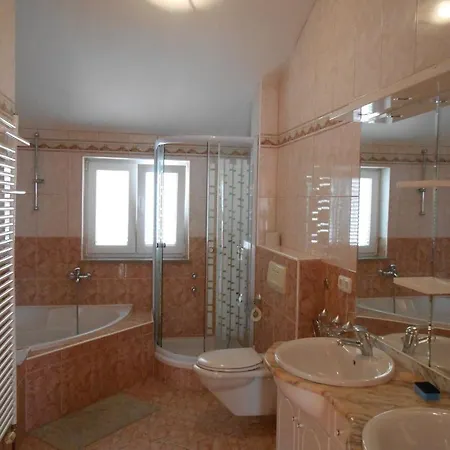 Apolonija Guest house 3*
