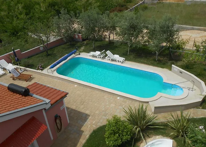 Apolonija Guest house 4*