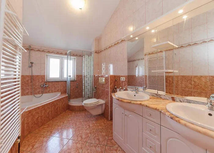 Guest house Apolonija 4*